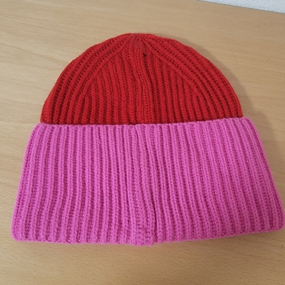 🤍 Victoria's Secret Red and Pink Knit Beanie with Gold Logo - Picture 2 of 3